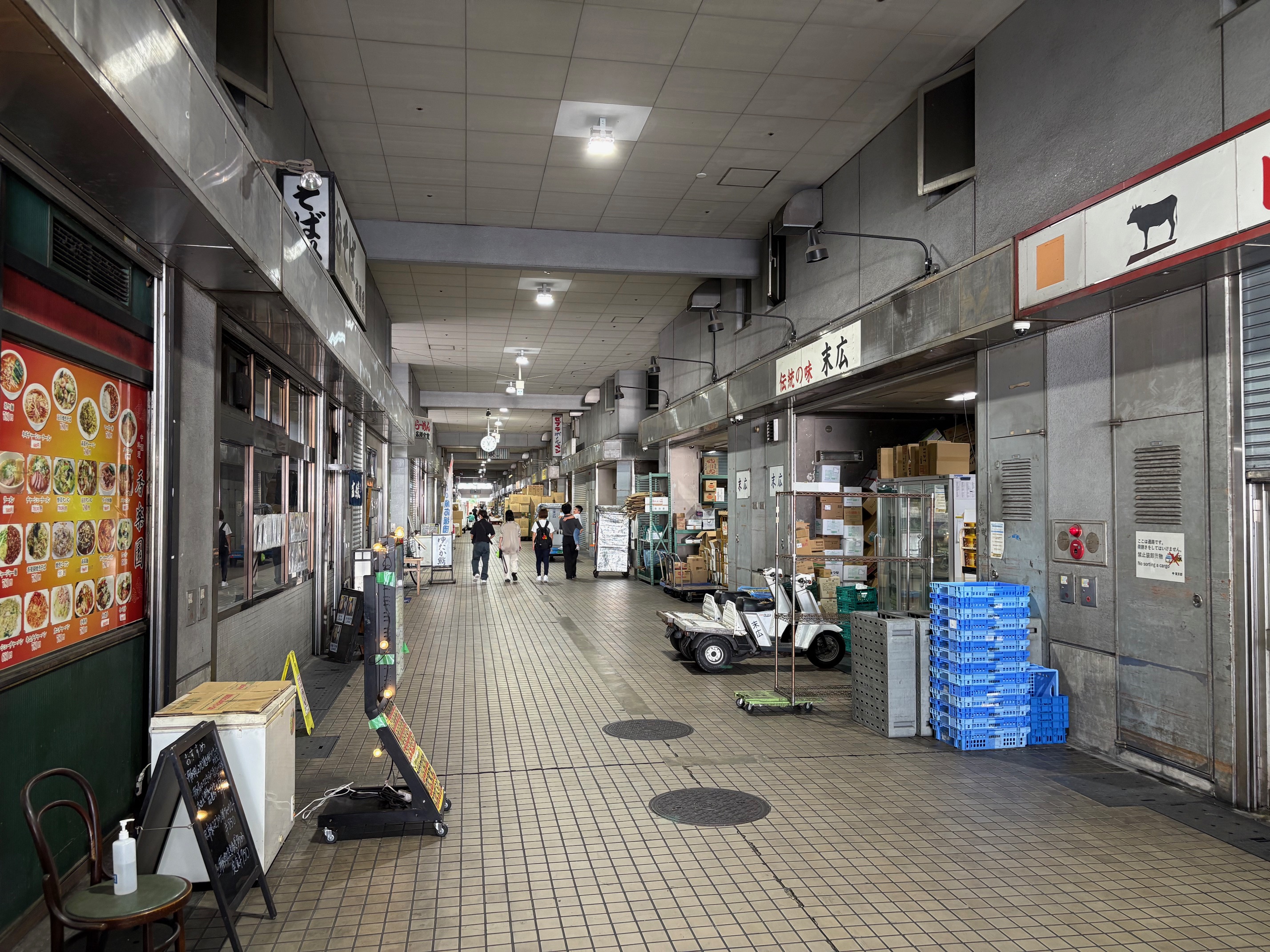 やっちゃば横丁の内部