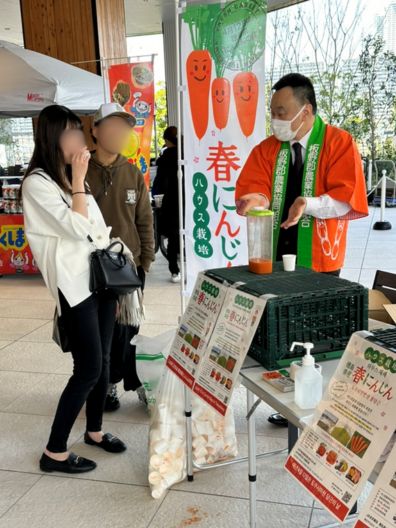 徳島県 なっとく市「春にんじん」の様子