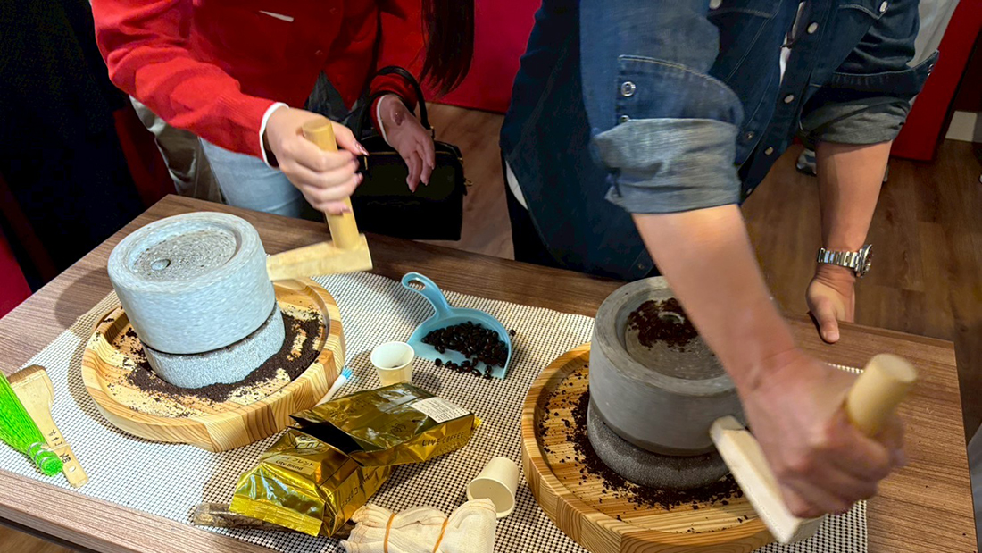 石臼コーヒーミルでコーヒー豆を挽いてみよう！